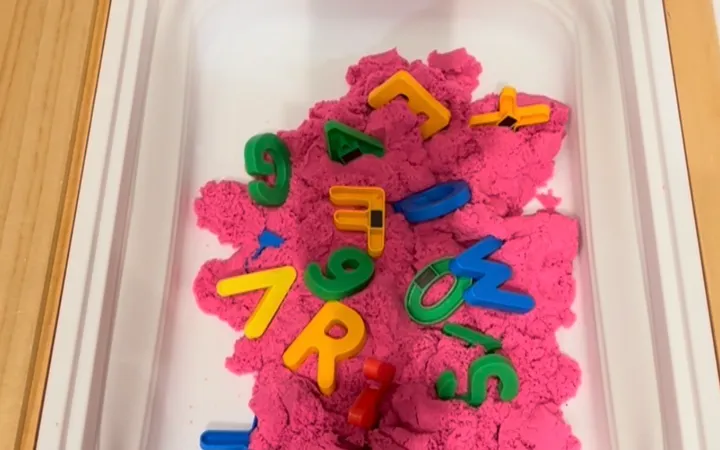 Kinetic Sand Treasure Hunt: A 5-Minute Toddler Sensory Activity (Ages 2-4)