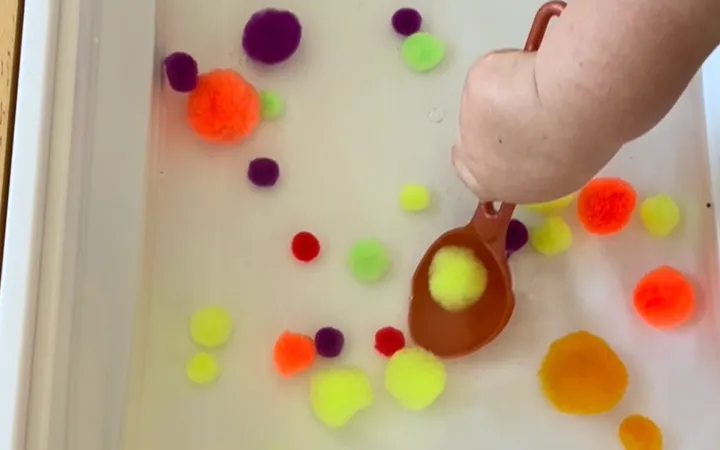 Pom Poms in Water: A 10-Minute Toddler Sensory Bin Activity (Ages 2-4)